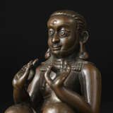 A SILVER INLAID COPPER ALLOY FIGURE OF PADAMPA SANGYE - фото 1