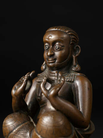 A SILVER INLAID COPPER ALLOY FIGURE OF PADAMPA SANGYE - фото 1
