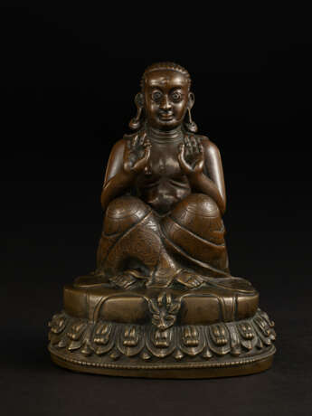 A SILVER INLAID COPPER ALLOY FIGURE OF PADAMPA SANGYE - фото 2