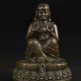 A SILVER INLAID COPPER ALLOY FIGURE OF PADAMPA SANGYE - фото 2