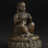 A SILVER INLAID COPPER ALLOY FIGURE OF PADAMPA SANGYE - фото 3