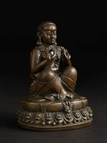 A SILVER INLAID COPPER ALLOY FIGURE OF PADAMPA SANGYE - фото 3
