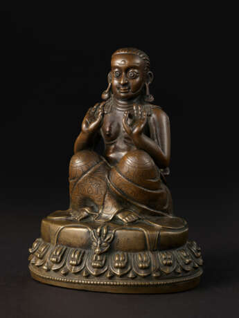 A SILVER INLAID COPPER ALLOY FIGURE OF PADAMPA SANGYE - фото 4
