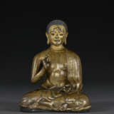 A SILVER INLAID BRASS FIGURE OF A YOGI MASTER, MOST LIKELY PADAMPA SANGYE - photo 2