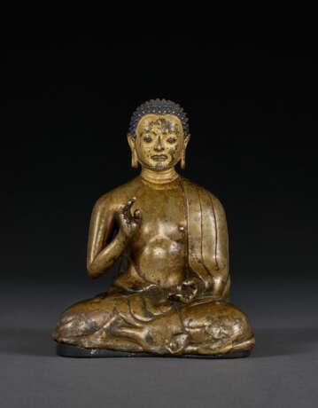 A SILVER INLAID BRASS FIGURE OF A YOGI MASTER, MOST LIKELY PADAMPA SANGYE - photo 2