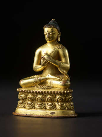 A GILT COPPER ALLOY FIGURE OF VAIROCHANA - photo 2