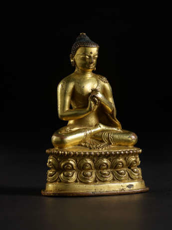 A GILT COPPER ALLOY FIGURE OF VAIROCHANA - photo 3