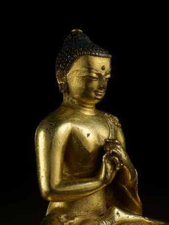 A GILT COPPER ALLOY FIGURE OF VAIROCHANA - photo 4