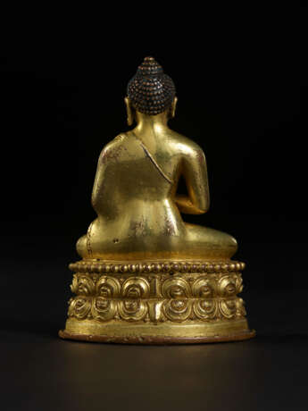 A GILT COPPER ALLOY FIGURE OF VAIROCHANA - photo 5