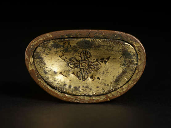 A GILT COPPER ALLOY FIGURE OF VAIROCHANA - photo 6