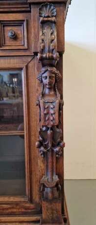 Шкаф-витрина в стиле Ренессанс Oak 19th century г. - фото 6 Шкаф-витрина в стиле Ренессанс Oak 19th century г. - фото 6