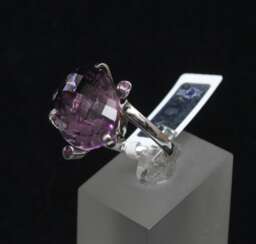 Bijoux en or sertis d&amp;39;am&eacute;thystes et de saphirs roses 