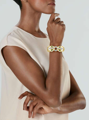 DAVID WEBB ENAMEL, EMERALD AND DIAMOND 'DOUBLE-HEADED TIGER' BANGLE BRACELET - photo 2