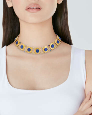 TIFFANY & CO., LOUIS COMFORT TIFFANY LAPIS LAZULI, ENAMEL AND GOLD NECKLACE - Foto 2 TIFFANY & CO., LOUIS COMFORT TIFFANY LAPIS LAZULI, ENAMEL AND GOLD NECKLACE - Foto 2