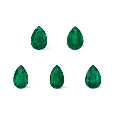 GROUP OF UNMOUNTED EMERALDS - фото 1