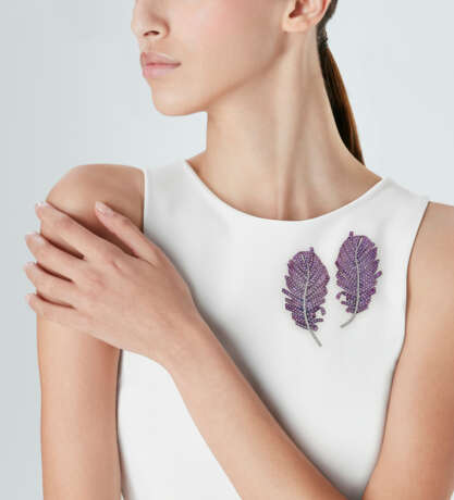 CARNET PAIR OF COLORED SAPPHIRE AND DIAMOND ‘PRECIOUS PLUME’ FEATHER BROOCHES - photo 2