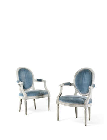 DEUX FAUTEUILS EN CABRIOLET FORMANT PAIRE D'ÉPOQUE LOUIS XVI - Foto 1 DEUX FAUTEUILS EN CABRIOLET FORMANT PAIRE D'ÉPOQUE LOUIS XVI - Foto 1