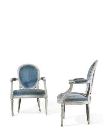 DEUX FAUTEUILS EN CABRIOLET FORMANT PAIRE D'ÉPOQUE LOUIS XVI - Foto 3 DEUX FAUTEUILS EN CABRIOLET FORMANT PAIRE D'ÉPOQUE LOUIS XVI - Foto 3