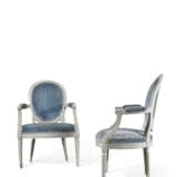 DEUX FAUTEUILS EN CABRIOLET FORMANT PAIRE D'ÉPOQUE LOUIS XVI - Foto 3