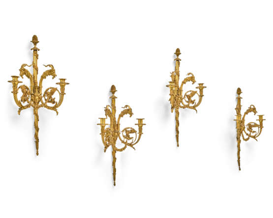 SUITE DE QUATRE APPLIQUES DE STYLE LOUIS XVI - photo 2