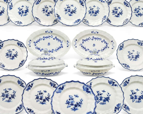 PARTIE DE SERVICE COMPOSITE EN PORCELAINE TENDRE - photo 2