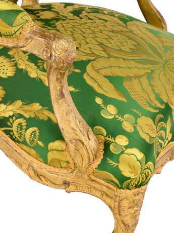 PAIRE DE FAUTEUILS À LA REINE D'ÉPOQUE LOUIS XV - Foto 3