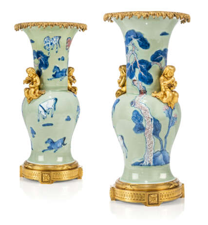 PAIRE DE VASES MONTÉS DE STYLE LOUIS XVI - Foto 1