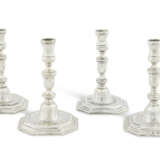 SUITE DE QUATRE FLAMBEAUX ITALIENS EN ARGENT - Foto 1