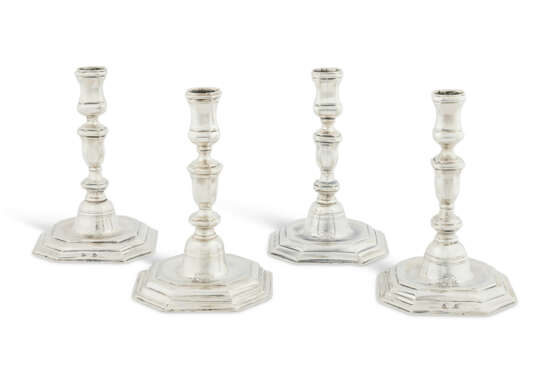 SUITE DE QUATRE FLAMBEAUX ITALIENS EN ARGENT - Foto 1 SUITE DE QUATRE FLAMBEAUX ITALIENS EN ARGENT - Foto 1