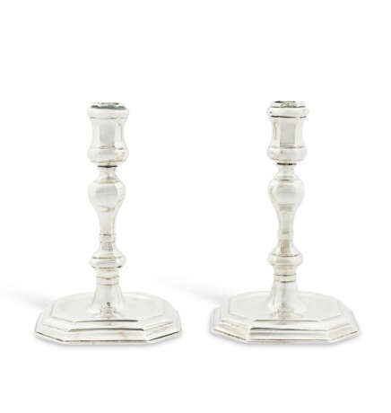 PAIRE DE FLAMBEAUX EN ARGENT D'ÉPOQUE LOUIS XIV - Foto 1 PAIRE DE FLAMBEAUX EN ARGENT D'ÉPOQUE LOUIS XIV - Foto 1