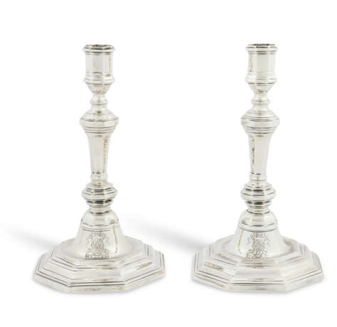 PAIRE DE FLAMBEAUX EN ARGENT D'ÉPOQUE LOUIS XV - Foto 1