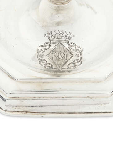 PAIRE DE FLAMBEAUX EN ARGENT D'ÉPOQUE LOUIS XIV - Foto 3 PAIRE DE FLAMBEAUX EN ARGENT D'ÉPOQUE LOUIS XIV - Foto 3