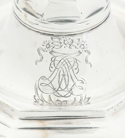 PAIRE DE FLAMBEAUX EN ARGENT D'ÉPOQUE LOUIS XV - Foto 3