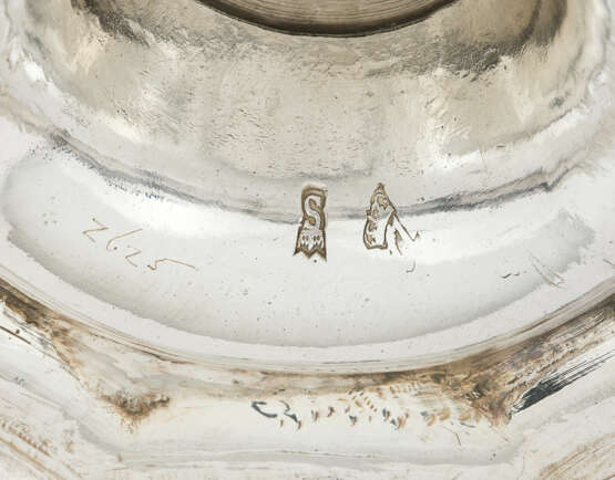 PAIRE DE FLAMBEAUX EN ARGENT D'ÉPOQUE LOUIS XV - Foto 4