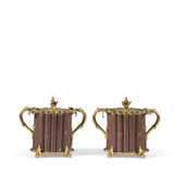 PAIRE DE POTS COUVERTS D'ÉPOQUE RÉGENCE - photo 1