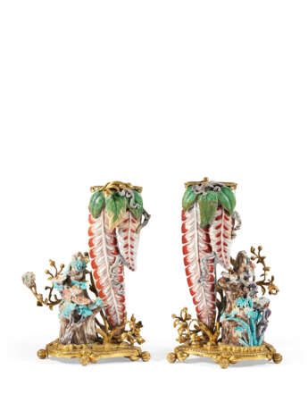 PAIRE DE VASES DE LA FIN DE L'ÉPOQUE RÉGENCE - Foto 1