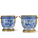 PAIRE DE CACHE-POTS DE STYLE RÉGENCE - Foto 1