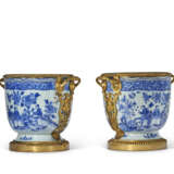 PAIRE DE CACHE-POTS DE STYLE RÉGENCE - Foto 2