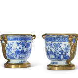 PAIRE DE CACHE-POTS DE STYLE RÉGENCE - Foto 3