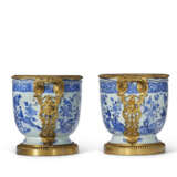 PAIRE DE CACHE-POTS DE STYLE RÉGENCE - Foto 4