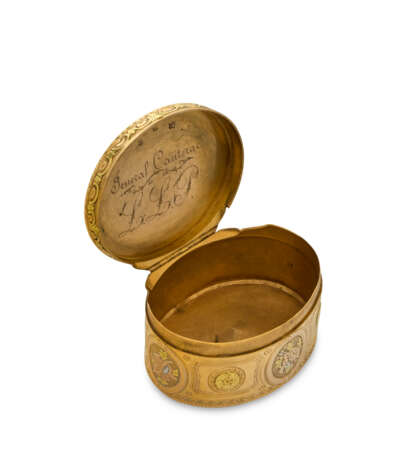 TABATIÈRE EN OR DE TROIS COULEURS D'ÉPOQUE LOUIS XV - Foto 2