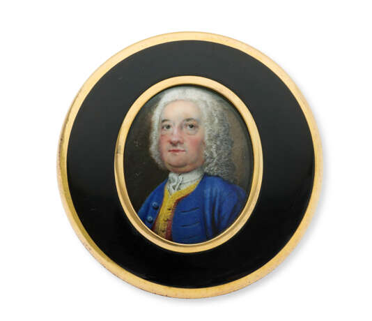 BONBONNIÈRE À PORTRAIT EN ÉCAILLE DE TORTUE ET MONTURE EN MÉTAL DORÉ - photo 1 BONBONNIÈRE À PORTRAIT EN ÉCAILLE DE TORTUE ET MONTURE EN MÉTAL DORÉ - photo 1