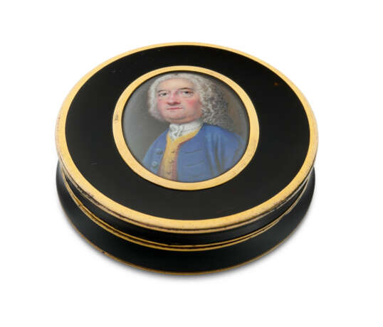 BONBONNIÈRE À PORTRAIT EN ÉCAILLE DE TORTUE ET MONTURE EN MÉTAL DORÉ - photo 3 BONBONNIÈRE À PORTRAIT EN ÉCAILLE DE TORTUE ET MONTURE EN MÉTAL DORÉ - photo 3