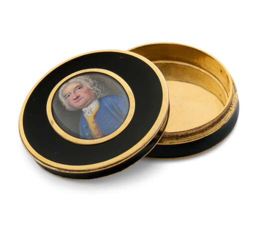 BONBONNIÈRE À PORTRAIT EN ÉCAILLE DE TORTUE ET MONTURE EN MÉTAL DORÉ - photo 4 BONBONNIÈRE À PORTRAIT EN ÉCAILLE DE TORTUE ET MONTURE EN MÉTAL DORÉ - photo 4