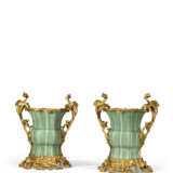 PAIRE DE VASES DE STYLE LOUIS XV - photo 1