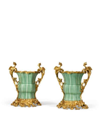 PAIRE DE VASES DE STYLE LOUIS XV - photo 1