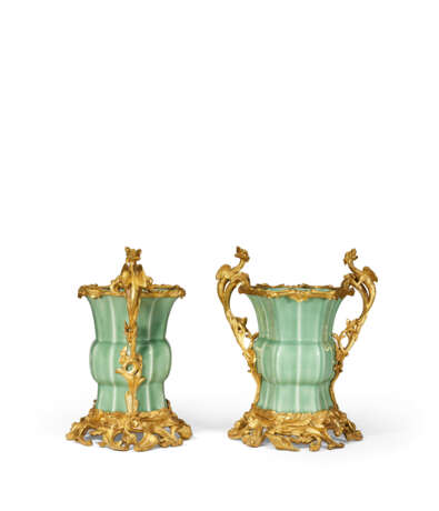 PAIRE DE VASES DE STYLE LOUIS XV - photo 2