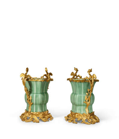 PAIRE DE VASES DE STYLE LOUIS XV - photo 3