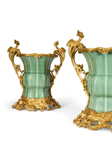 PAIRE DE VASES DE STYLE LOUIS XV - photo 4