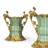 PAIRE DE VASES DE STYLE LOUIS XV - photo 4